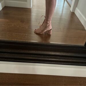 Alohas leather sandals = Long ties wrap around ankle